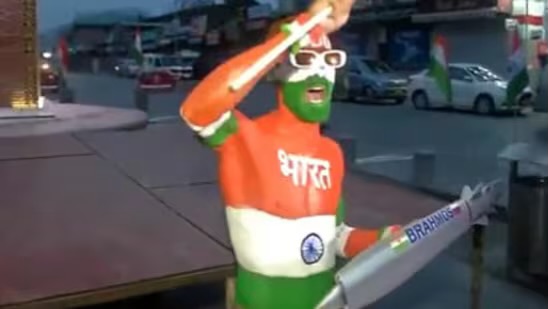 Republic Day 2026: श्रीनगर के लाल चौक पर तिरंगे के रंग में रंगे लोग