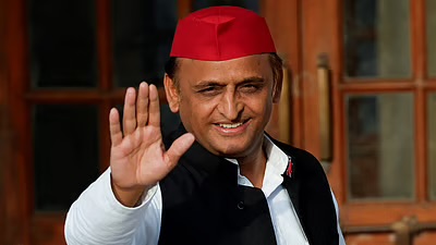 2027 चुनाव से पहले गरमाई सियासत, संतों के विवाद को&nbsp;गरमाने में जुटी सपा