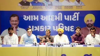 “आज इशुदान गढ़वी को सुनने   के जनता की भीड़ उमड़ती है”: अरविंद केजरीवाल