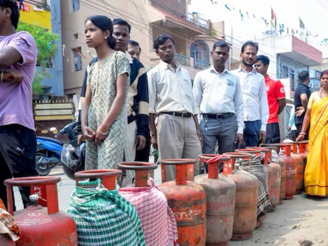 देश में LPG सिलेंडरों की किल्लत, सरकार ने लगाया एस्मा